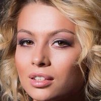 Аліса Мур Оголені