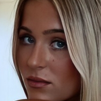 Кессі Робертс Оголені