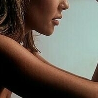 Елоді Бек Оголені