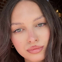 Юлія Естефан Оголені