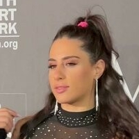 Карен Басілі Оголені