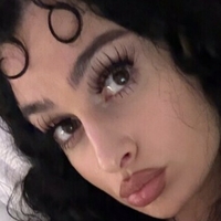 Меган Такер Оголені