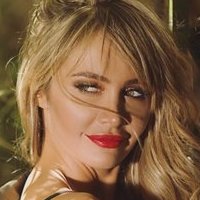Меліна Пітра Оголені