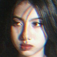 Мікаела Трінос Оголені