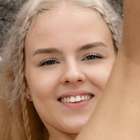 Петіт Емма Оголені