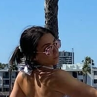 Ріанна Скілс Оголені