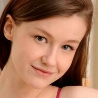 Скромна Емілі Оголені